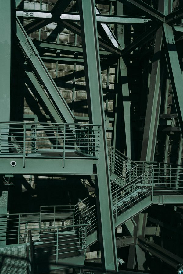 Découvrez les plateformes industrielles avec garde-corps sur mesure